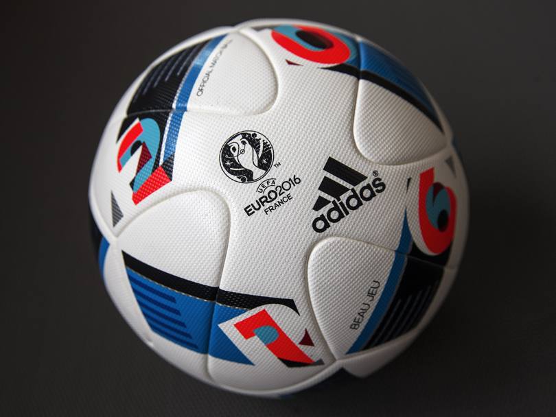 Sul pallone presenti anche riflessi argentati in riferimento all’agognato trofeo di Uefa Euro